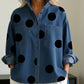Blusa elegante e artística com estampado de bolinhas e gola alta.