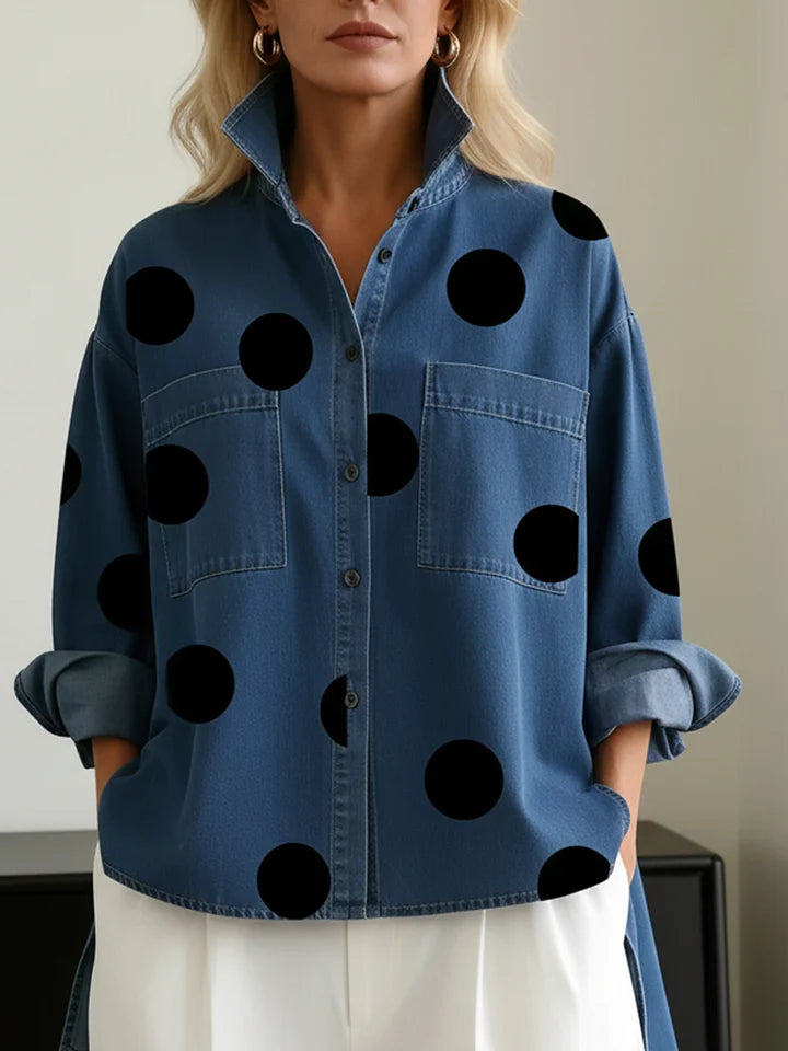 Blusa elegante e artística com estampado de bolinhas e gola alta.