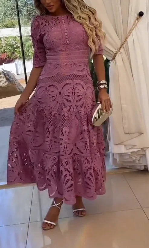 Vestido elegante para mulher com decote redondo e recortes