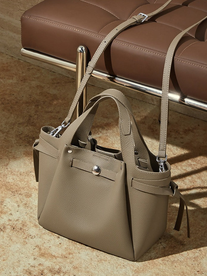 Bolsa em pele genuína com fecho de pressão