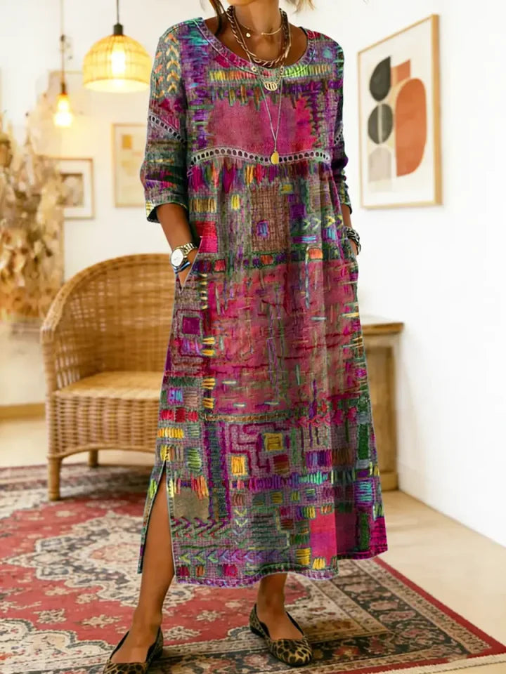 Vestido de mulher em algodão com estampado étnico e patchwork, com acabamento em renda.
