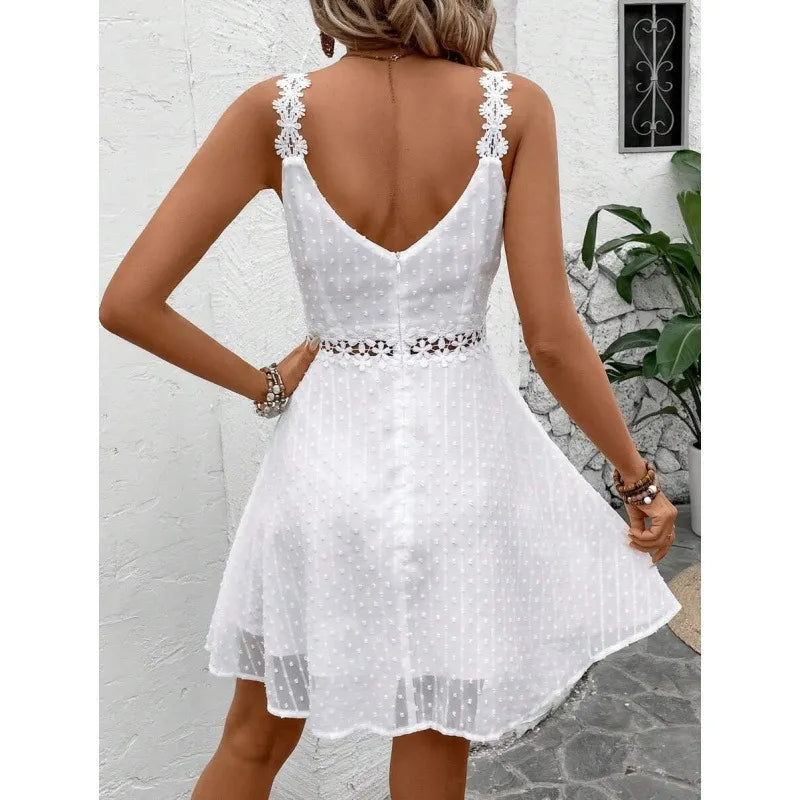 Minivestido de mulher às bolinhas com alças de renda e recorte na cintura