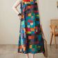 Vestido midi largo, sem mangas, xadrez multicolorido e com decote redondo.