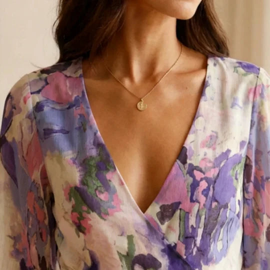 Vestido curto para menina com decote em V e estampado floral.