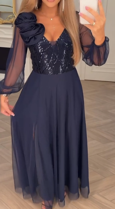 Um vestido com mangas de renda, lantejoulas e aplicações florais