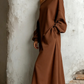 Vestido com capuz e ombros à mostra