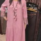 Vestido comprido com saia plissada e decote redondo
