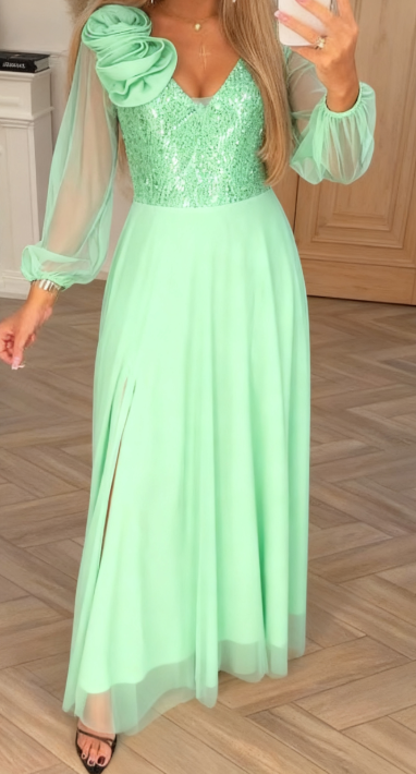 Um vestido com mangas de renda, lantejoulas e aplicações florais