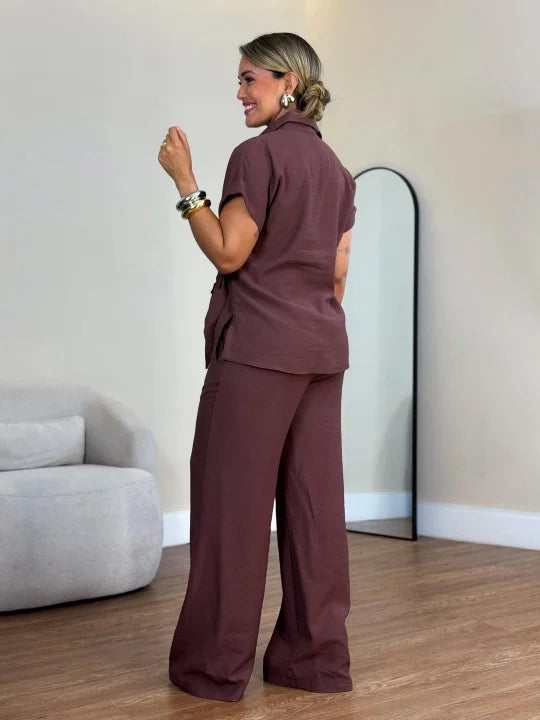 Um conjunto elegante com atilhos frontais