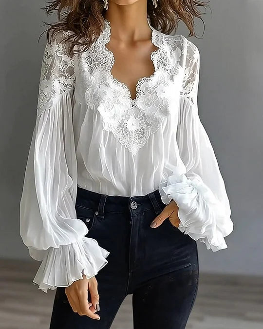 Blusa com decote em V e aplicações em renda
