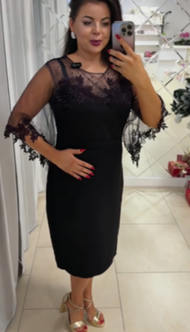 Vestido elegante com detalhes em renda para mulher