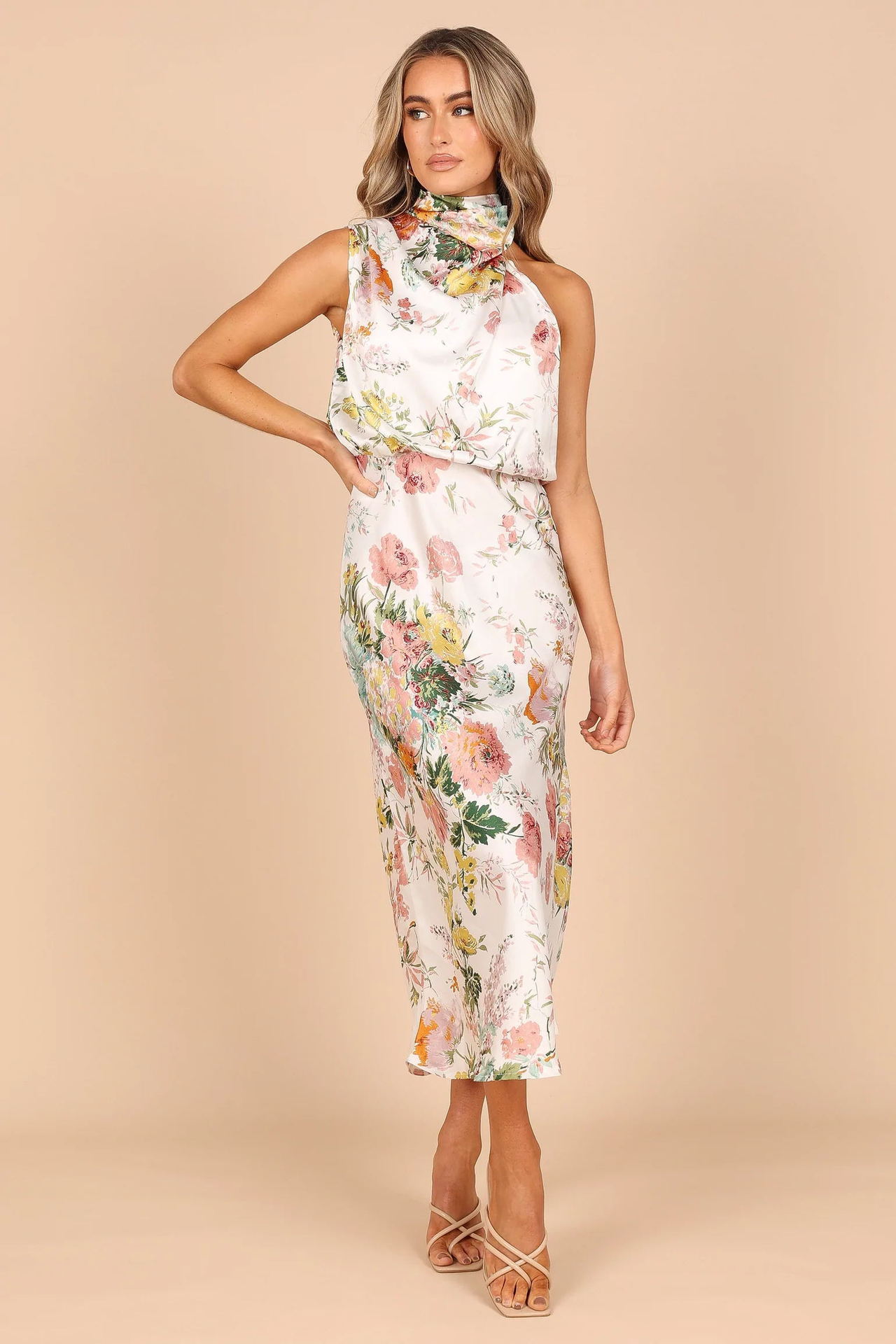 Vestido comprido com decote halter e estampado floral