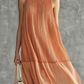 Vestido midi elegante e simples, com decote redondo e racha.