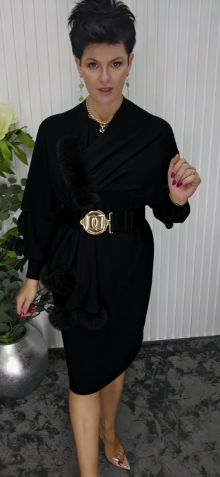 Um vestido de mangas compridas com decote redondo e um xaile decorado com elementos de pelúcia.