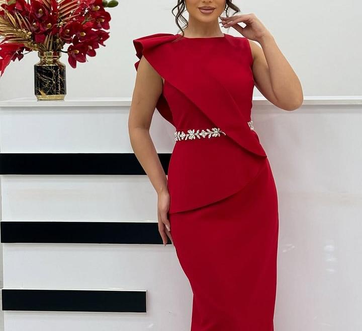 Vestido elegante para mulher com folhos e design incrustado de diamantes