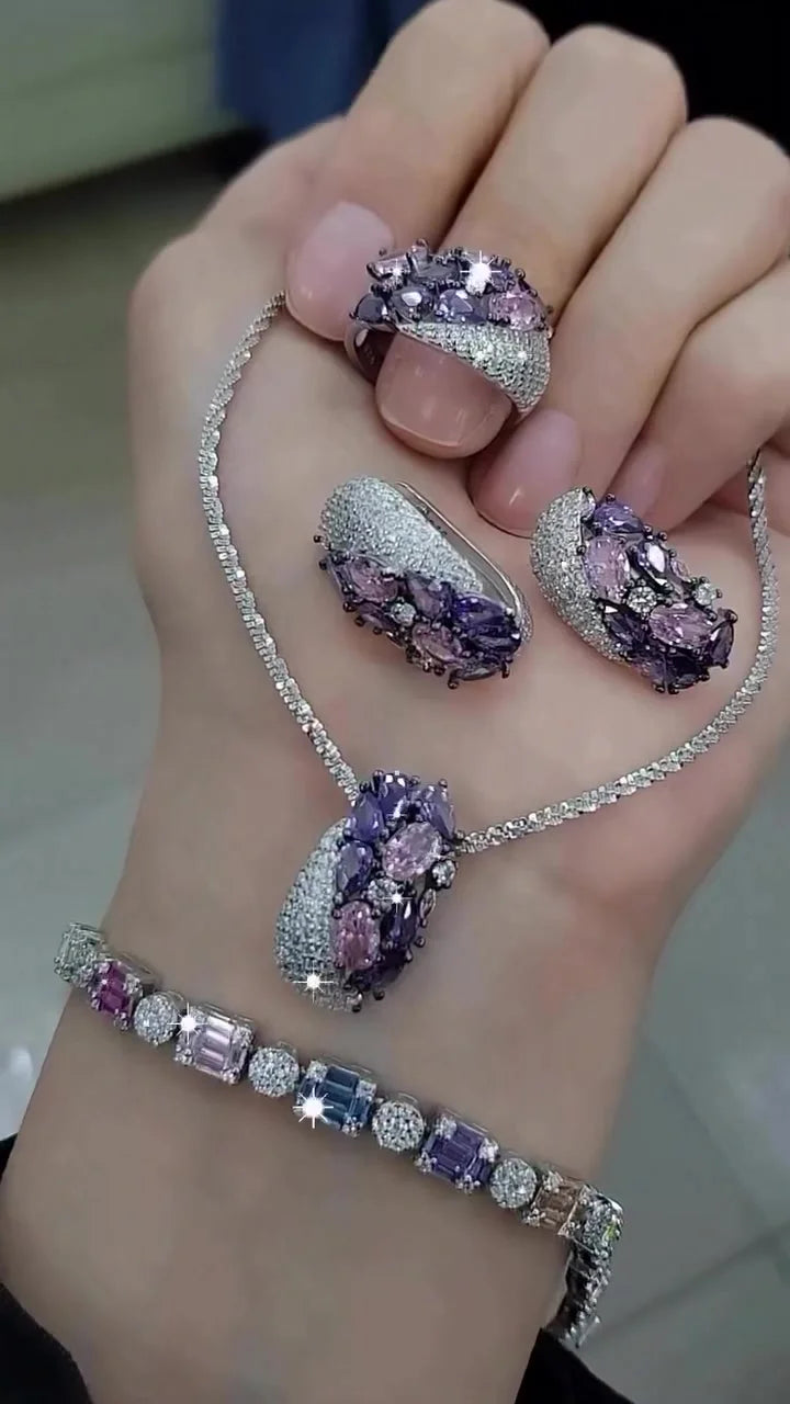 Conjunto de quatro peças de joalharia cravejadas de diamantes