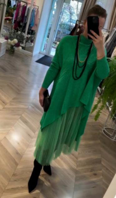 Vestido de tule tricotado com várias camadas e patchwork