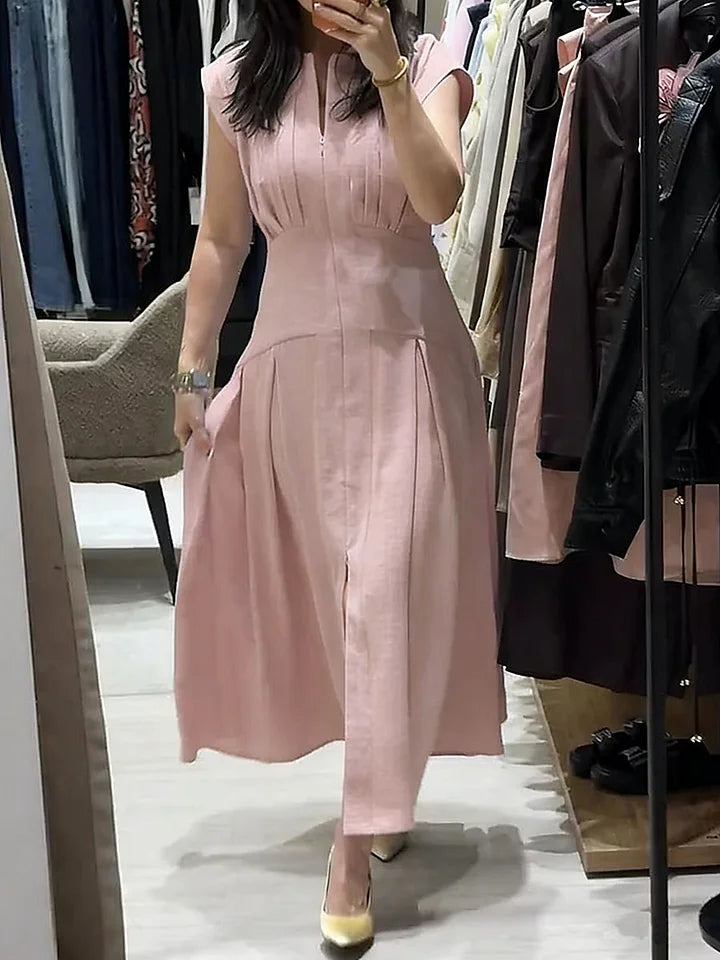 Vestido de senhora em algodão e linho, liso, sem mangas, com decote em V e corte largo.