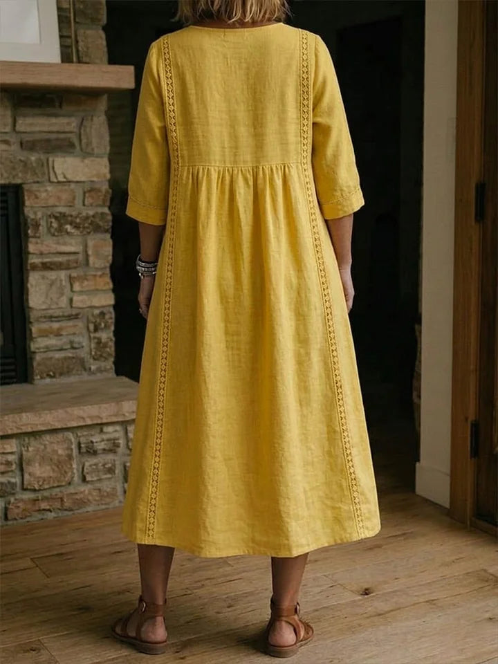 Vestido solto e casual com patchwork, renda, linho e algodão.