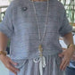 Conjunto de camisa de mulher às riscas de algodão e linho e bojo