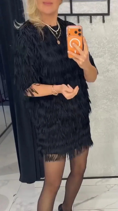 Conjunto casual de menina composto por blusa de gola redonda com franjas e saia de cor lisa
