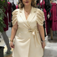 Este vestido apresenta gola de alfaiataria, mangas plissadas abalonadas e cintura elástica.