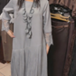 Vestido comprido com saia plissada e decote redondo