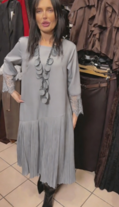 Vestido comprido com saia plissada e decote redondo