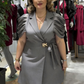 Este vestido apresenta gola de alfaiataria, mangas plissadas abalonadas e cintura elástica.