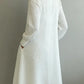 Vestido vintage elegante com decote em V e bordados florais