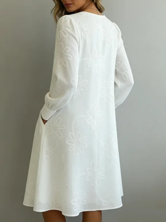 Vestido vintage elegante com decote em V e bordados florais