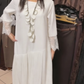 Vestido comprido com saia plissada e decote redondo