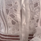 Vestido feminino elegante e moderno com mangas compridas vazadas