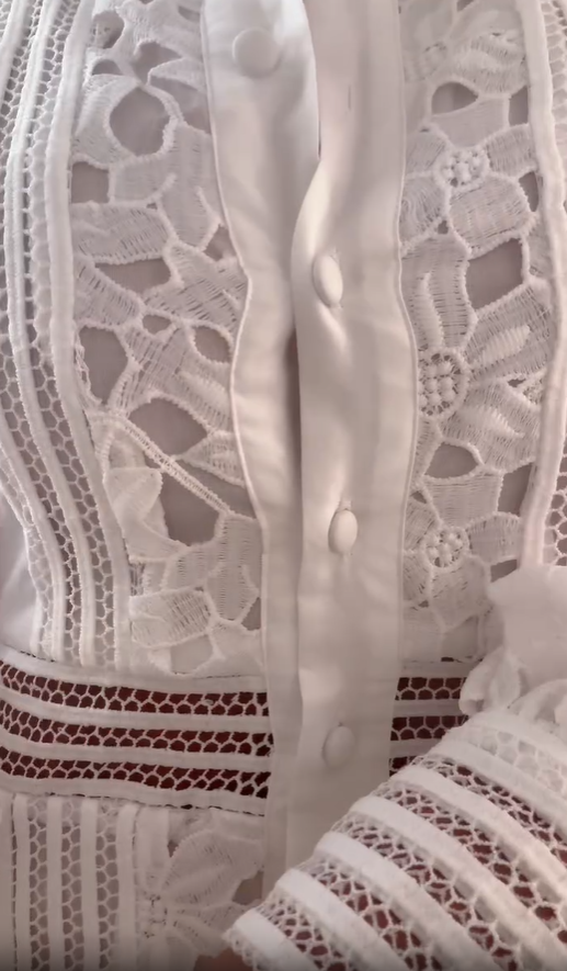 Vestido feminino elegante e moderno com mangas compridas vazadas