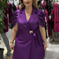 Este vestido apresenta gola de alfaiataria, mangas plissadas abalonadas e cintura elástica.