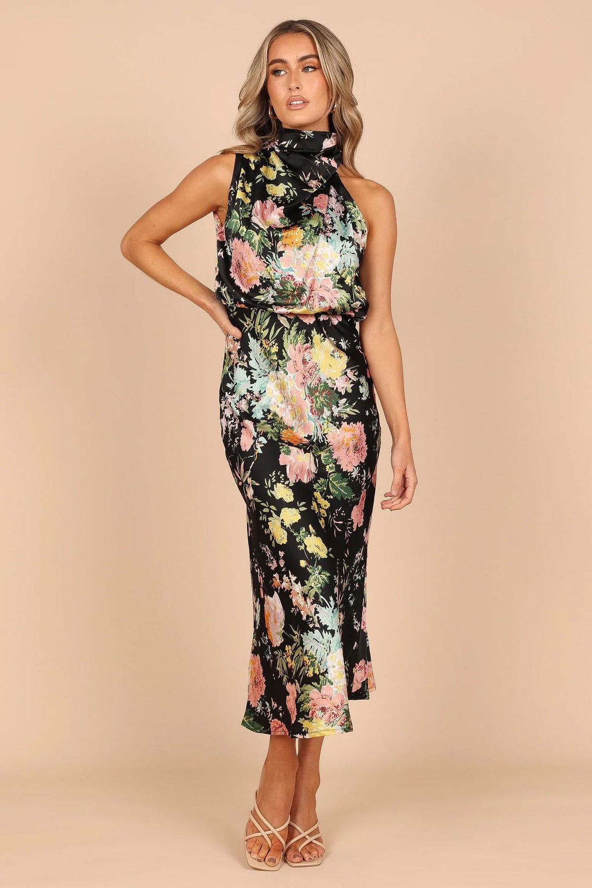 Vestido comprido com decote halter e estampado floral