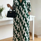 Um elegante vestido midi adornado com estampados artísticos e decote em V