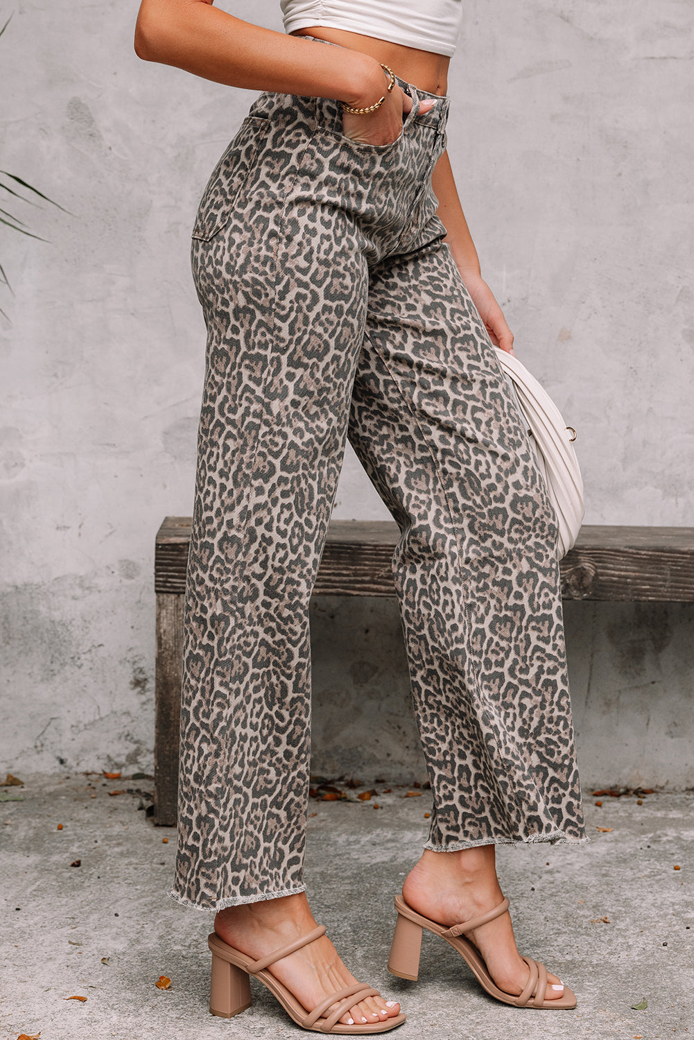Calça de ganga castanha de leopardo com desfiado e perna larga e cintura alta