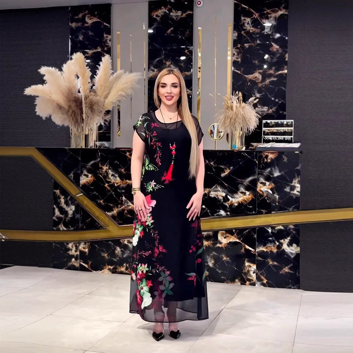 Novo vestido midi de chiffon com estampado de borboletas e manga curta