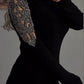 Blusa casual para mulher com gola redonda e detalhes vazados em strass