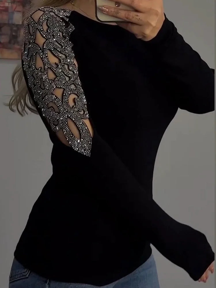 Blusa casual para mulher com gola redonda e detalhes vazados em strass