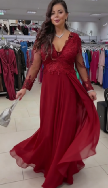 Vestido com racha e detalhes em renda