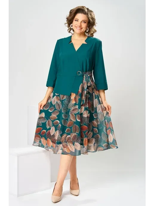 Um vestido elegante com gola vazada e cinto em forma de folha.
