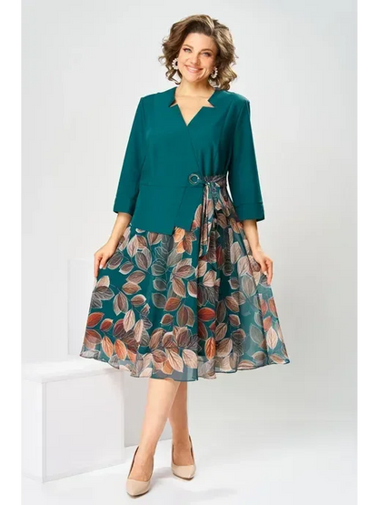 Um vestido elegante com gola vazada e cinto em forma de folha.