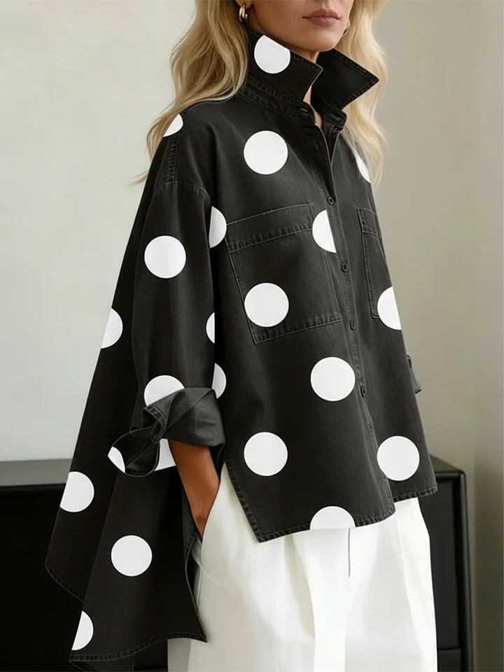 Blusa elegante e artística com estampado de bolinhas e gola alta.