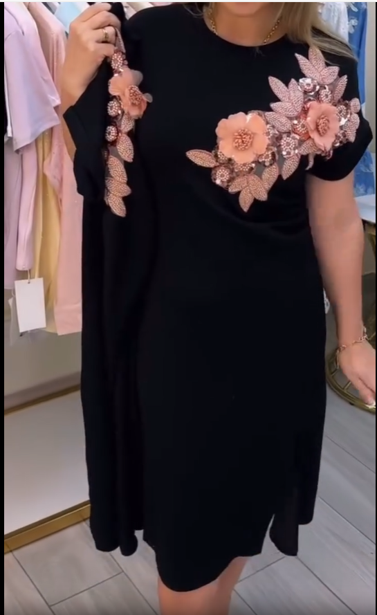 Vestido de verão para mulher com estampado de flores e cor sólida