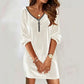 Vestido de menina com decote em V e fecho