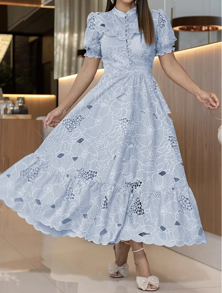Vestido elegante com bordado floral vazado