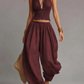 Conjunto sexy boho de duas peças com top de alças e calças pantalona.