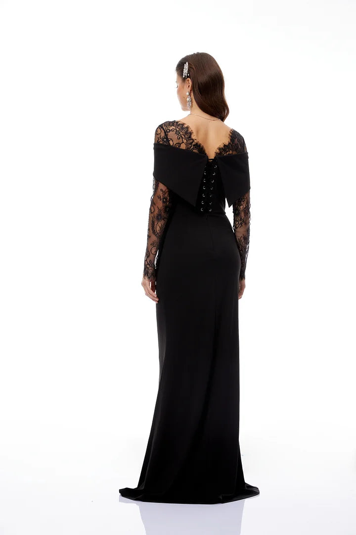 Vestido comprido evasé com detalhes em renda preta